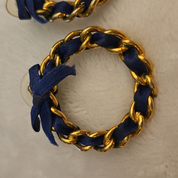 Vtg AVON 1988 Ribbon Weave Chain Wreath Hoop Post Earrings - Picture 3 of 6